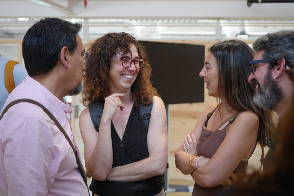DSC01788 Grupo de profesionales riendo y conversando en un encuentro colaborativo.